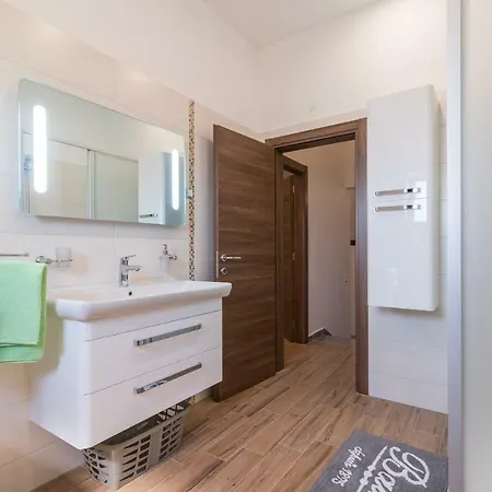 Erica Вилла Пула